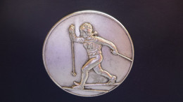 Médaille , Métal Argenté- Ski De Fond, Signée : Gloria Ø 6,7 Cm - Invierno