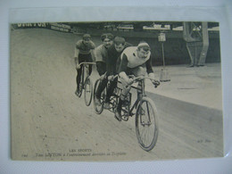 POST CARD CYCLISME TOM LINTON A L'ENTRAINEMENT DERRIERE SA TRIPLETTE IN THE STATE - Ciclismo