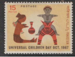 Pakistan  1967  SG   250   Childrens Day     Fine Used - Pakistan