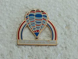 Pin's Montgolfières - Montgolfière Cercle Aérostatique De MOSELLE - Pins Balloon, Ballon Sous Un Arc En Ciel - Montgolfières