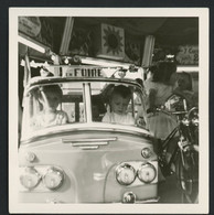 Photo Originale 9 X 9 Cm - 1963 - Enfants Dans Un Autocar/ Autobus - Manège - Foire Forain - Carrousel - Fête Foraine - - Cars