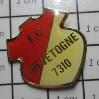 1522 Pin's Pins / Beau Et Rare / THEME : SPORTS / CLUB FOOTBALL FC CHEVETOGNE Ville Belge De Ciney Située En Région Wall - Football