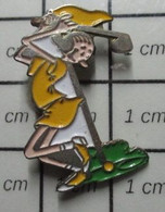 1522 Pin's Pins / Beau Et Rare / THEME : CINEMA / DESSIN ANIME OLIVE OIL FIANCEE DE POPEYE JOUANT AU GOLF - Cinéma