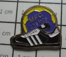 1316b Pin's Pins / Beau Et Rare / THEME : SPORTS / CRAMPONS BALLON CLUB DE FOOT MFC COSMOS STAVELOT Province De Liège, E - Football