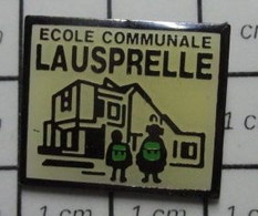 1316b Pin's Pins / Beau Et Rare / THEME : ADMINISTRATIONS / ECOLE COMMUNALE LAUSPRELLE Village D'Acoz, (des Garçons) - Administrations