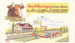 BU 2556 /   BUVARD - LA VACHE SERIEUSE   LA GARE OU LA STATION SERVICE (18,00 Cm X 10,50 Cm) - Produits Laitiers