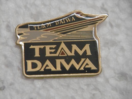 Pin's Marque - TEAM DAIWA - Pins Logo De La Marque - Pin Bateau De Course Offshore - Merken
