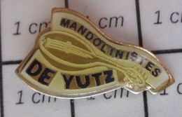 1922 Pin's Pins / Beau Et Rare / THEME : MUSIQUE / MANDOLINE MANDOLINISTES DE YUTZ Moselle En Région Grand Est - Musique