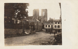 Delcampe - CP Photo Aout 1918 NOYON - Une Rue, La Cathédrale (A241, Ww1, Wk 1) - Noyon