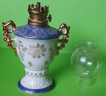 9/ Ancienne LAMPE à HUILE - Faïence - Scène Galante - Hauteur 24 Cm Et Verre D'origine 9 X 3.3 Cm Environ - Vers 1980 - Chandeliers, Candélabres & Bougeoirs