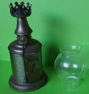 6/ Ancienne LAMPE à HUILE Les Hirondelles-Métal Chaînette-Hauteur 24 Cm Et Verre D'origine 9.5x3.3 Cm Environ -Vers 1900 - Kronleuchter, Kandelaber & Kerzenhalter