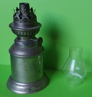 8/ Ancienne LAMPE à HUILE Utilisée Avec Pétrole - Métal - Hauteur 21.5 Cm Et Verre D'origine 8x3.3 Cm Environ -Vers 1900 - Candelabri E Candelieri