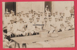 34 - MONTPELLIER---Groupe De Soldats Vetus En Bourgeron ( Habits Pour Exercices Et Corvées ) - Uniformes