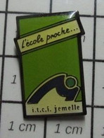 1522 Pin's Pins / Beau Et Rare / THEME : ADMINISTRATIONS / L'ECOLE PROCHE ITCF JEMELLE Ville Belge De Rochefort Situés E - Administrations