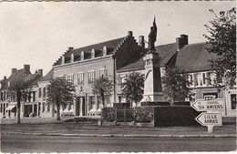 WORMHOUT. Hôtel De Ville Et Monument Aux Morts - Wormhout