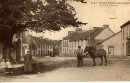 PLONEVEZ PORZAY LA PLACE CENTRALE CHEVAL 1945 - Plonévez-Porzay