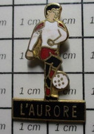 1922 Pin's Pins / Beau Et Rare / THEME : SPORTS / FOOTBALL CLUB L'AURORE - Football