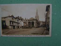 AITVAULT. DEUX-SEVRES. LES COMMERCES. LES HALLES, L'EGLISE ET LE MONUMENT AUX MORTS. 100_6686ISS21 - Airvault