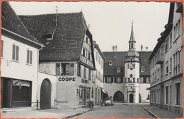 D67 - BENFELD - RUE DU GÉNÉRAL DE GAULLE-Homme-Cycliste-Papeterie-COOPE-Citroën 2CV-CPM Dentelée Petit Format Noir/blanc - Benfeld