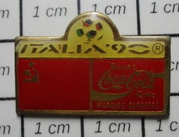 1922 Pin's Pins / Beau Et Rare / THEME : SPORTS / FOOTBALL DRAPEAU URSS MONDIAL ITALIA 90 COCA COLA - Football