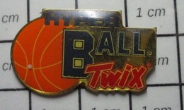 1922 Pin's Pins / Beau Et Rare / THEME : SPORTS / BALLON ORANGE BASKET-BALL HYPER BALL TWIX - Basketball