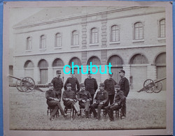 Photo Groupe Officiers Artillerie Cour Caserne Avec Canons à Situer Années 1900-1910 - Guerre, Militaire