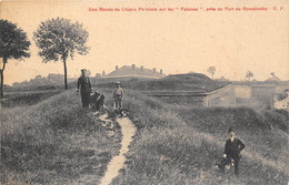 95-ROMAINVILLE- UNE RONDE DE CHIENS POLICIERS SUR LES FALAISES PRES DU FORT DE ROMAINVILLE - Romainville