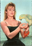 ! Moderne Ansichtskarte, CPSM Brigitte Bardot, Papagei, Pin Up, Artiste Erotisme, Erotik - Actors