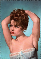 ! Moderne Ansichtskarte, UFA, CPSM Brigitte Bardot, Pin Up, Artiste Erotisme, Erotik - Actors