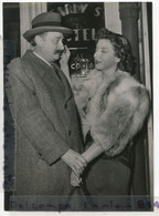 - Photo De Presse AGIP - Original, Marthe MERCADIER Et Jean DUBUCOURT, Tourne à Montmartre, Février 1951, TBE, Scans. - Célébrités