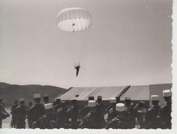 Photo Algérie - Parachutiste Et Légionnaires Sur La Plage De Mers-el-Kébir (envoyée Le 13/04/66) Format 11,5 X 8,5 Cm - Guerra, Militares