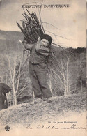 CPA - ENFANT - Un Jeune Garçon Montagnard Porte Le Bois - Souvenir D'Auvergne - Sabots - Bêret - Dos Non Divisé - Grupo De Niños Y Familias