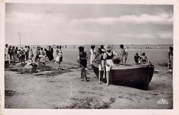 CP - 80 - Quend PLAGE - Animée - Touristes Sur La Plage - Ballon - Bateau - Flamme De Rue -  1953 - Quend