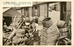 Pontivy * Jour De Foire , Les Artisans De Baud Vendent Les Outils En Bois De La Forêt De Camors * Métier Coiffe Marché - Pontivy