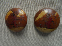 Ancien - 2 Boutons En Bois Décorés Main "Skieurs à La Montagne" - Boutons