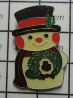 2122  Pin's Pins / Beau Et Rare / THEME : NOEL / BONHOMME DE NEIGE AVEC FEUILLES DE HOUX - Christmas