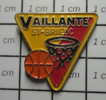 2022 Pin's Pins / Beau Et Rare / THEME : SPORTS / BALLON ORANGE PANIER CLUB VAILLANTE DE SAINT-BRIEUC - Basketball