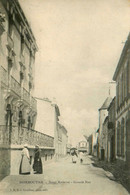 Noirmoutier * 1905 * Hôtel MODERNE , Grande Rue * Femmes En Coiffe Et Costume - Noirmoutier