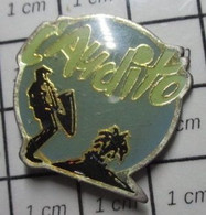 2022 Pin's Pins / Beau Et Rare / THEME : MUSIQUE / SAXOPHONISTE ILE DESERTE L'AUDITO - Musique