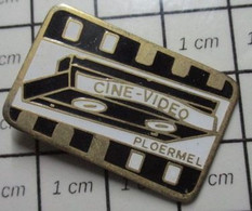 2022 Pin's Pins / Beau Et Rare / THEME : CINEMA  / CASSETTE CINE-VIDEO PLOERMEL BRETAGNE - Cinéma
