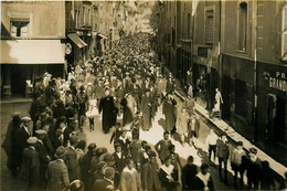 Crémieu * Carte Photo * Congrès Eucharistique Du 26/29 Mai 1932 * Arrivée Du Défilé à L'église Par La Grande Rue - Crémieu