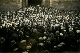 Crémieu * Carte Photo * Congrès Eucharistique Du 26/29 Mai 1932 * Entrée De La Foule à L'église Pour Le Salut ! - Crémieu