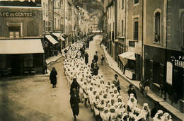 Crémieu * Carte Photo * Congrès Eucharistique Du 26/29 Mai 1932 * Arrivée Des Petits Croisés Sur La Place De L'église - Crémieu