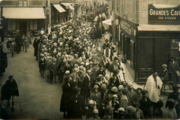 Crémieu * Carte Photo * Congrès Eucharistique Du 26/29 Mai 1932 * La Fin Du Défilé , Le Clergé ! - Crémieu