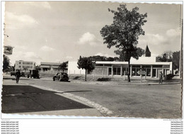 CPA (Réf. P876)Montendre-les-Pins (Charente-Maritime 17130)  Le Nouveau Groupe Scolaire (Vieilles Voitures, Pub Mobilga) - Montendre