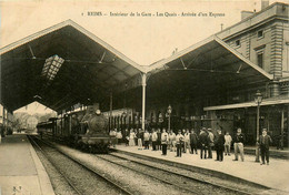 Reims * Intérieur De La Gare , Les Quais , Arrivée D'un Express * Train Locomotive Machine Ligne Chemin De Fer Marne - Reims