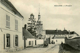 Sézanne * Rue Et L'hospiqce * Automobile Ancienne * Villageois - Sezanne