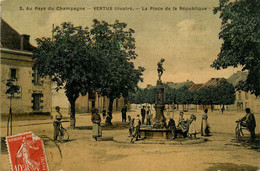 Vertus * 1910 * La Place De La République * Fontaine Enfants * Vertus Illustré * Cpa Toilée Colorisée - Vertus