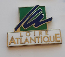 S83 Pin's Logo Conseil Général Loire Atlantique Qualité EGF Signé Stadium Achat Immédiat - Administrations