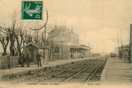 Trappes * La Gare , Les Quais * Ligne Chemin De Fer Yvelines - Trappes
